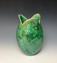 Load image into Gallery viewer, A green ceramic tulip shaped vase with a glossy finish and zinc crystals that appear as embossed floral patterns, set against a dark gray to light gray gradient background.
