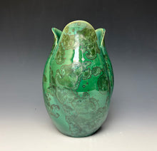 Load image into Gallery viewer, A green ceramic pitcher tulip shaped vase with a glossy finish and zinc crystals that appear as embossed floral patterns, set against a dark gray to light gray gradient background.
