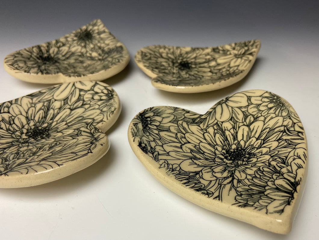 Mini Heart Dish- Chrysanthemum